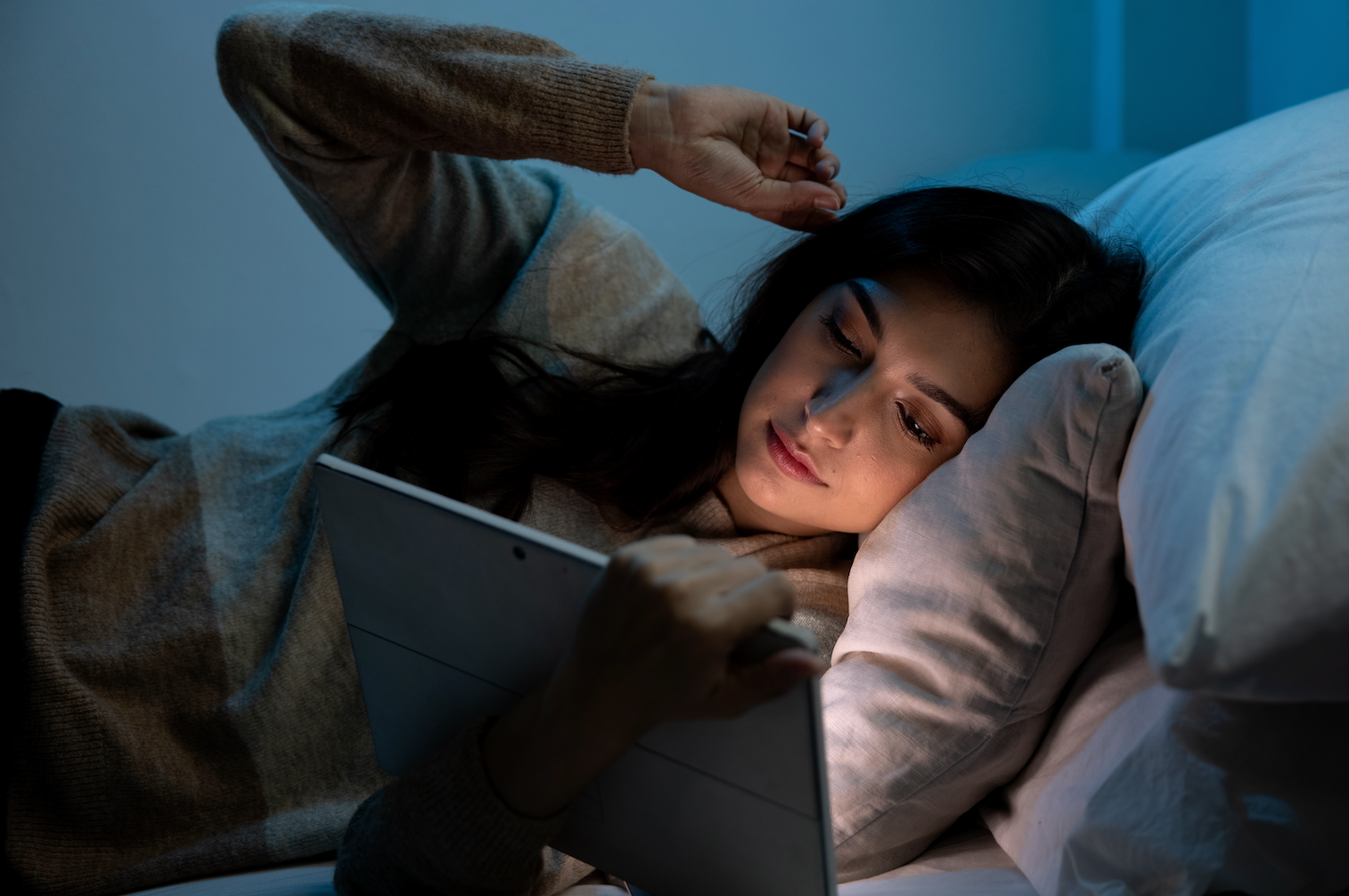 Blue Light Skincare – Is It Legit? || blue light skincare, is blue light bad for your skin, effects of blue light on skin