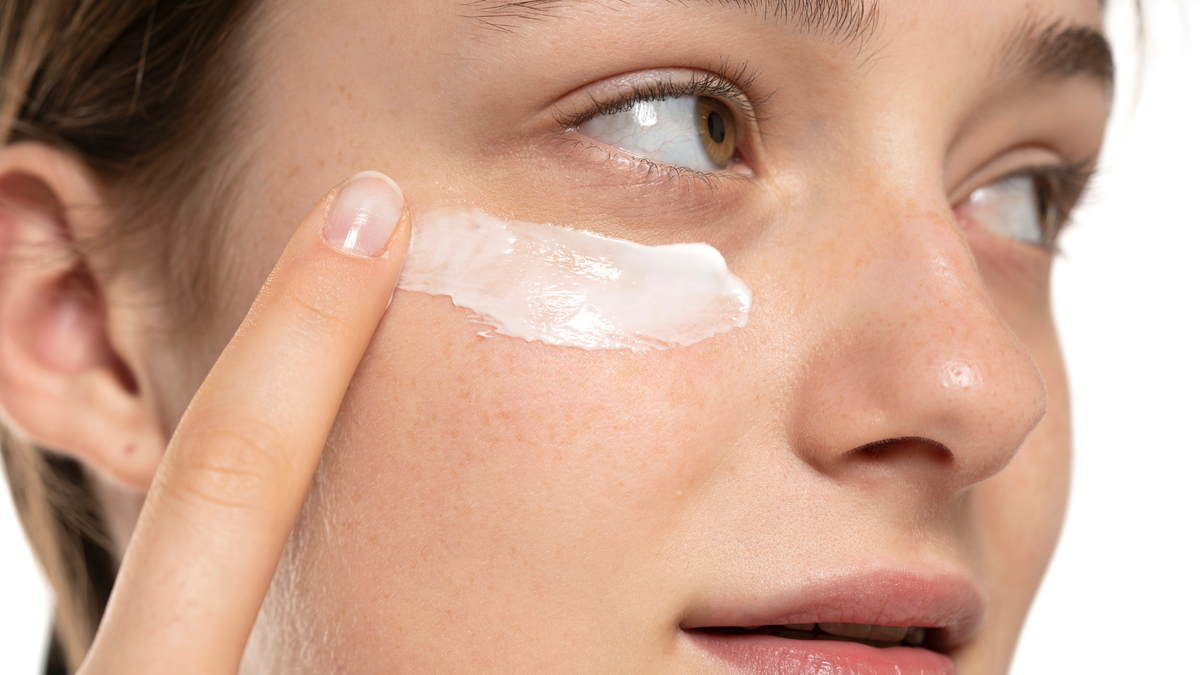 Retinoid Eye Cream for Beginners: What to Buy in 2026